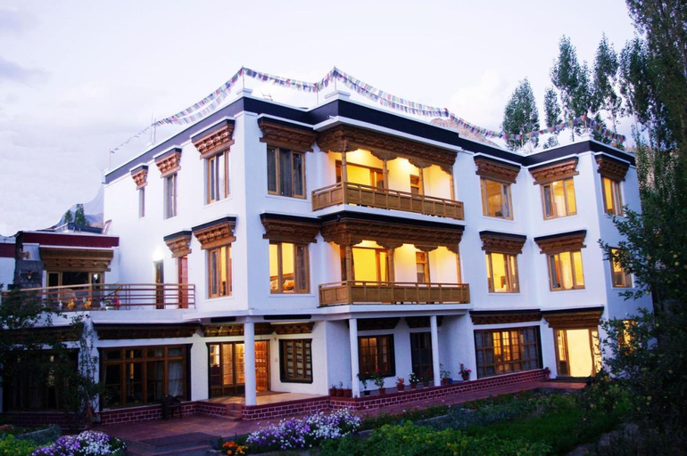 Exterior & Views