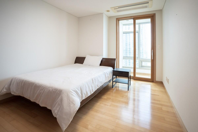 Bedroom 2, Gangnam Luxury Apartment 3 Bedrooms, 2 Bathrooms, 71 sqm, 235 sqm. Long-term inquiries welcome., Gangnam