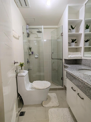 Bathroom 2, Happirest Cozy Crib | 2-BR | Lumiere Residences, Pasig City