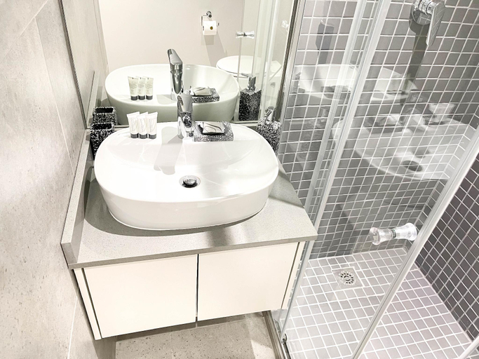 Bathroom 4, Glorystar 2six2 Florida Road, eThekwini