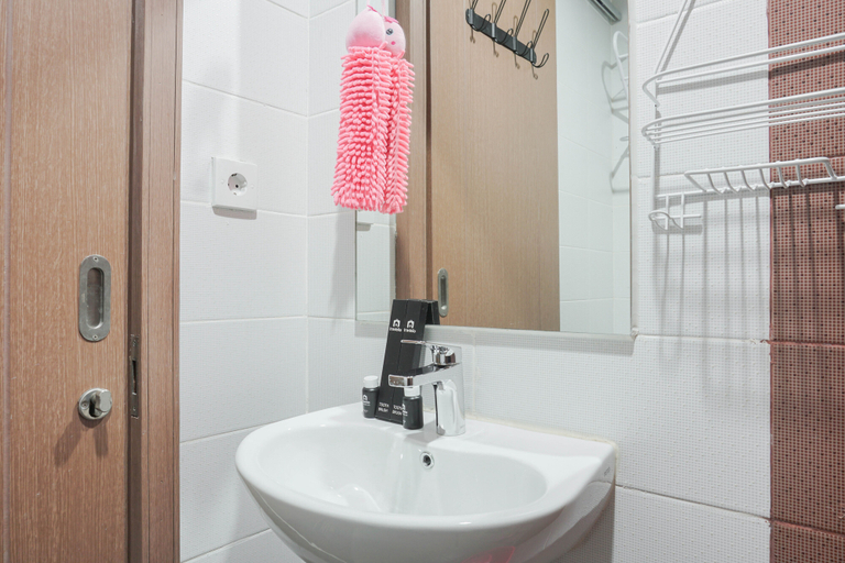 Bathroom 3, Gorgeous and Strategic Studio Puri Orchard Apartment By Travelio, West Jakarta