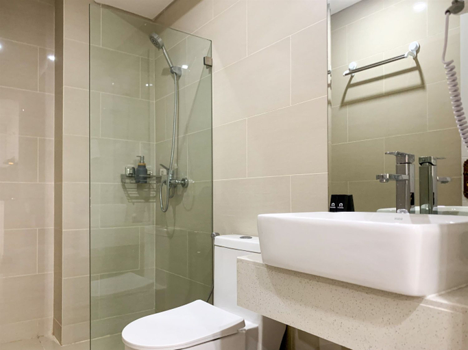 Bathroom 5, Nice and Strategic 2BR at 16th Floor Daan Mogot City Apartment By Travelio, Jakarta Barat