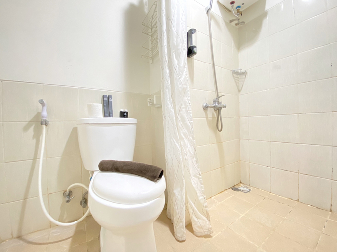 Bathroom 5, Simply Homey Studio at Stanford Jatinangor Apartment By Travelio, Sumedang