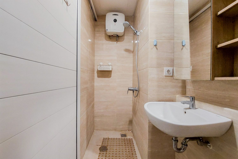 Bathroom 4, Good Deal and Comfy Studio Apartment at Springwood Residence By Travelio, Tangerang