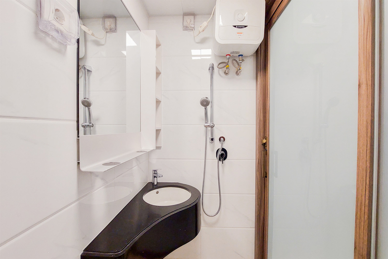 Bathroom 5, Comfy and New Studio at Sky House BSD Apartment By Travelio, South Tangerang