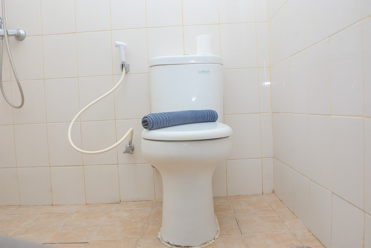 Bathroom 5, Comfy and Spacious 2BR Apartment at Aspen Residence By Travelio, South Jakarta
