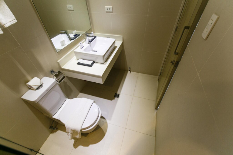 Bathroom 4, Solea Seaview Resort (Newly Renovated), Cordoba
