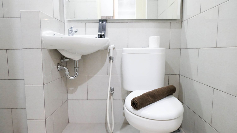 Bathroom 5, Modern and Comfy Studio Apartment at East Coast Mansion By Travelio, Surabaya