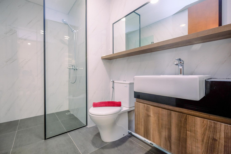 Bathroom 5, Stunning and Cozy 1BR Apartment at Ciputra World 2 By Travelio, Jakarta Selatan