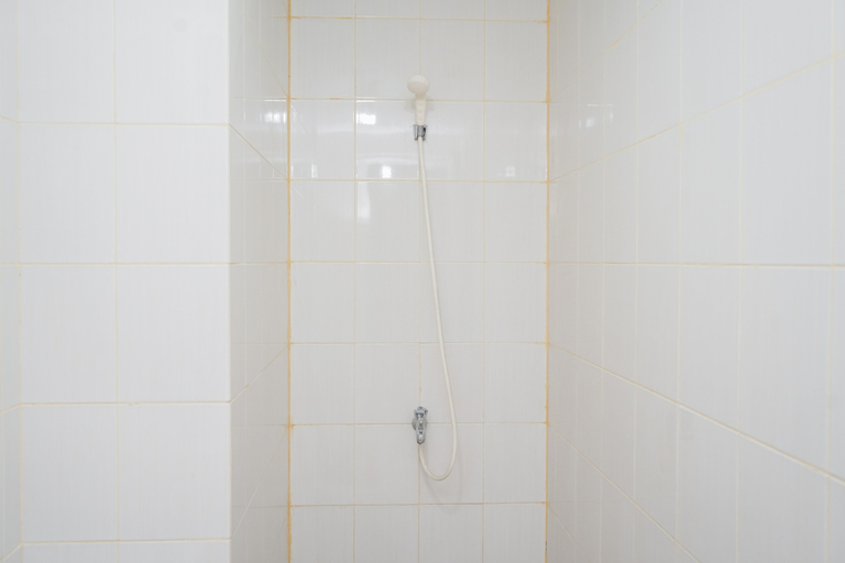 Bathroom 5, Comfort and Simply 2BR Apartment at Ayodhya Residence Tangerang By Travelio, Tangerang
