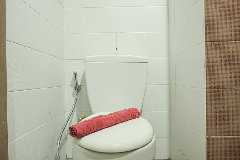 Bathroom 5, Simply Minimalist 1BR Puri Orchard Apartment by Travelio, Jakarta Barat