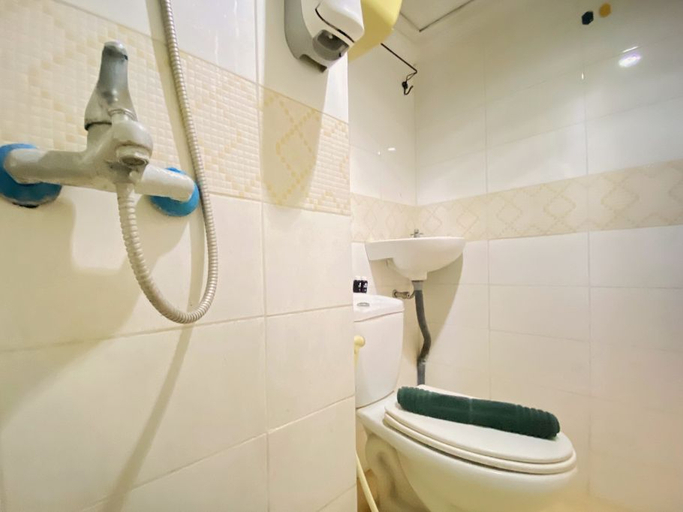 Bathroom 5, Spacious and Unique 1BR at Jarrdin Cihampelas Apartment By Travelio, Bandung