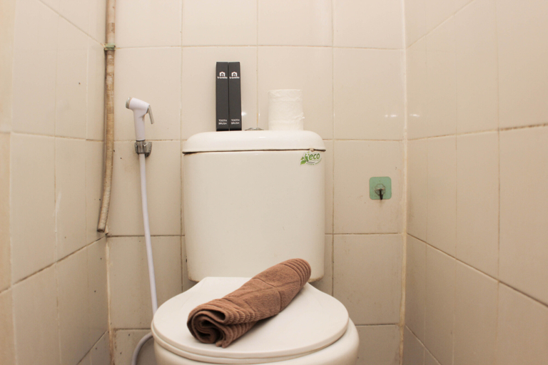 Bathroom 5, Simply and Homey 2BR Pancoran Riverside Apartment By Travelio, Jakarta Selatan