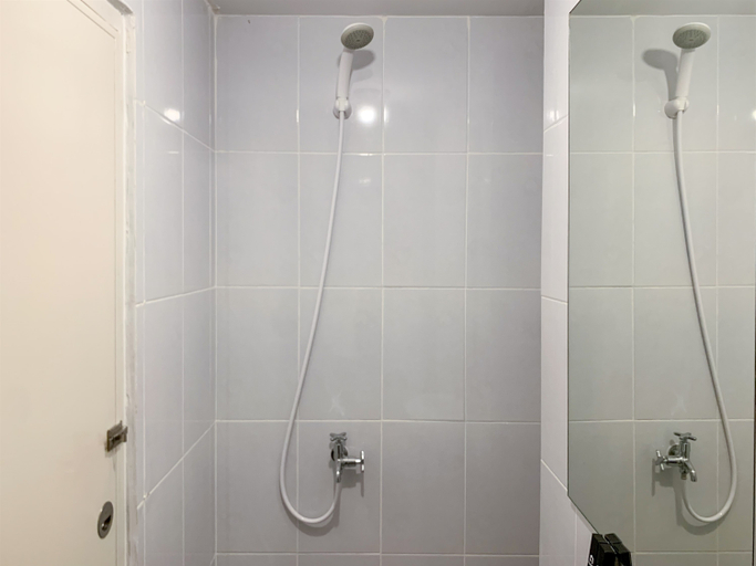 Bathroom 2, Studio with Minimalist Design Tokyo Riverside PIK 2 Apartment By Travelio, Tangerang