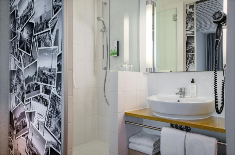 Bathroom 4, Premier Inn München Messe, München