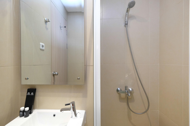 Bathroom 5, Comfortable and Simply Studio Apartment at Elpis Residence By Travelio, Central Jakarta