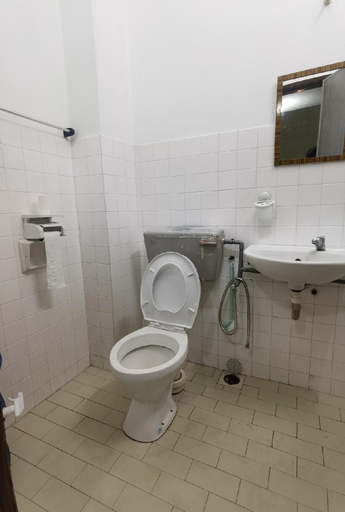 Bathroom 2, Comfy Sofa & Sleep WIFI Netflix DualParking Landed, Seri Kembangan