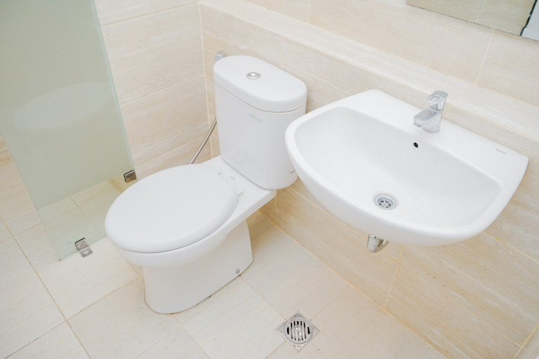 Bathroom 5, Comfort and Minimalist 2BR Apartment Springwood Residence By Travelio, Tangerang
