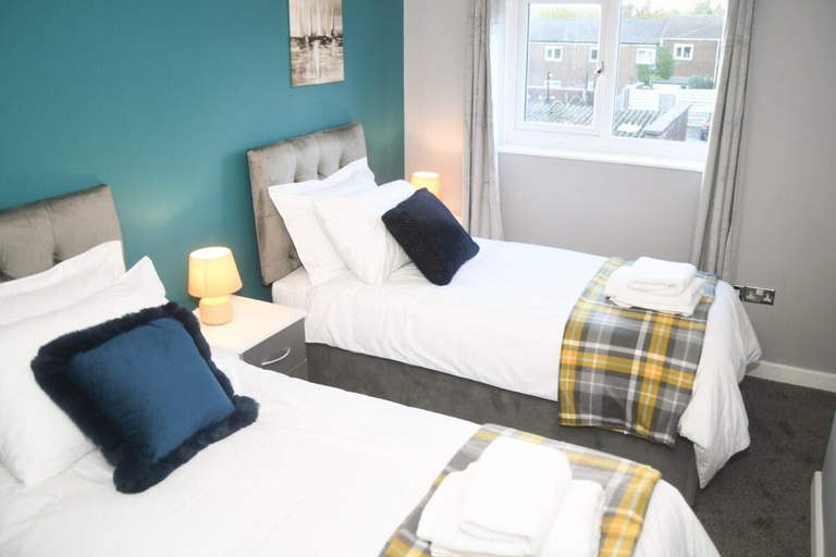 Others 4, Comfy and Cheerful 3-bedroom home in West Midlands, Walsall
