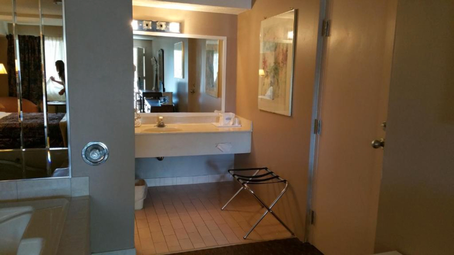 Bedroom 4, Travelodge by Wyndham Niagara Falls Lundys Lane, Niagara