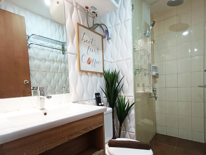 Bathroom 5, Comfort and Strategic 2BR Apartment at Vida View Makassar By Travelio, Makassar