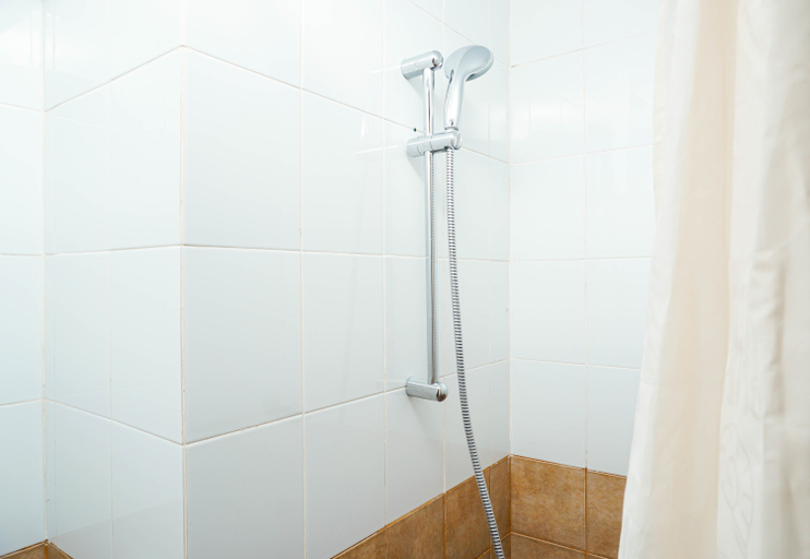 Bathroom 5, Minimalist and Comfy 1BR Green Pramuka Apartment By Travelio, Jakarta Pusat