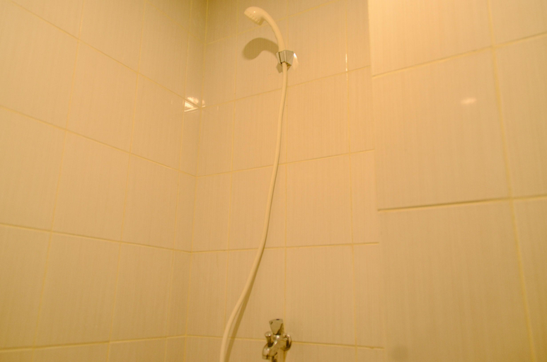 Bathroom 5, Cozy and Warm Studio Apartment at Ayodhya Residence Tangerang By Travelio, Tangerang