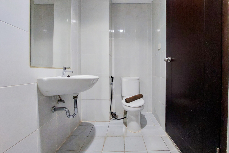 Bathroom 5, Simply Look and Homey Studio at Casa de Parco Apartment By Travelio, Tangerang
