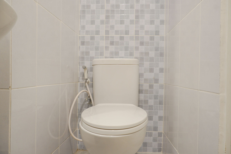 Bathroom 5, Luxurious and Cozy Studio Room at Tokyo Riverside PIK 2 Apartment By Travelio, Tangerang