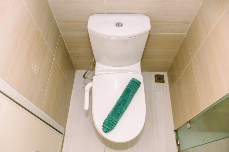 Bathroom 5, Comfy and Warm Studio Room at Silk Town Apartment By Travelio, Tangerang
