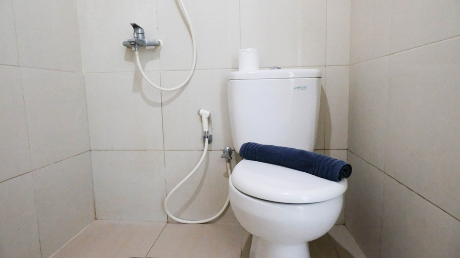 Bathroom 5, Good Studio Connected to Mall at Orchard Supermall Mansion Apartment By Travelio, Surabaya