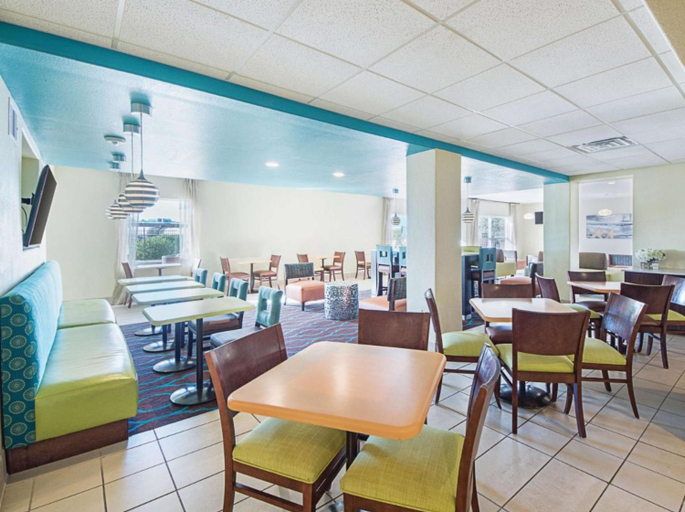 Food & Drinks, La Quinta Inn & Suites by Wyndham Mathis, San Patricio