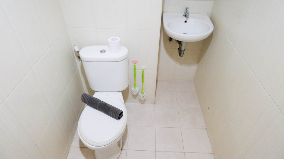 Bathroom 5, Spacious Japanese Style Studio at Puncak Permai Apartment By Travelio, Surabaya