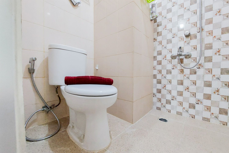 Bathroom 5, Good and Clean Studio Room Serpong Greenview Apartment By Travelio, Tangerang Selatan