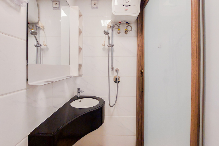 Bathroom 5, Great Deal and Comfortable Studio at Sky House BSD Apartment By Travelio, Tangerang Selatan