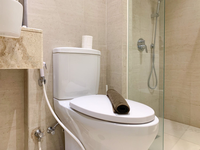 Bathroom 3, Warm and Modern Look Studio Room at Gold Coast Apartment By Travelio, Jakarta Utara