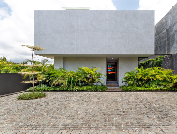 Exterior & Views