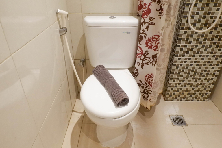 Bathroom 5, Relaxing and Serene Studio Apartment at Orchard Supermall Mansion By Travelio, Surabaya