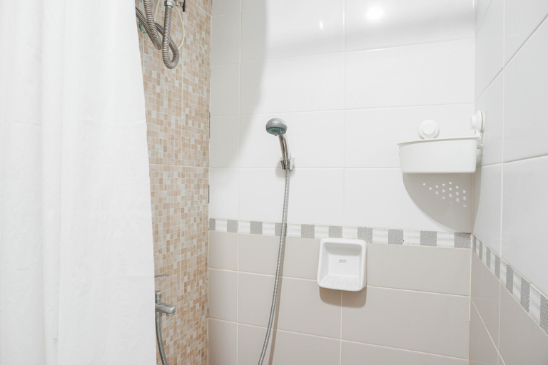 Bathroom 5, Cozy and Nice 1BR Apartment at Royal Olive Residence By Travelio, Jakarta Selatan