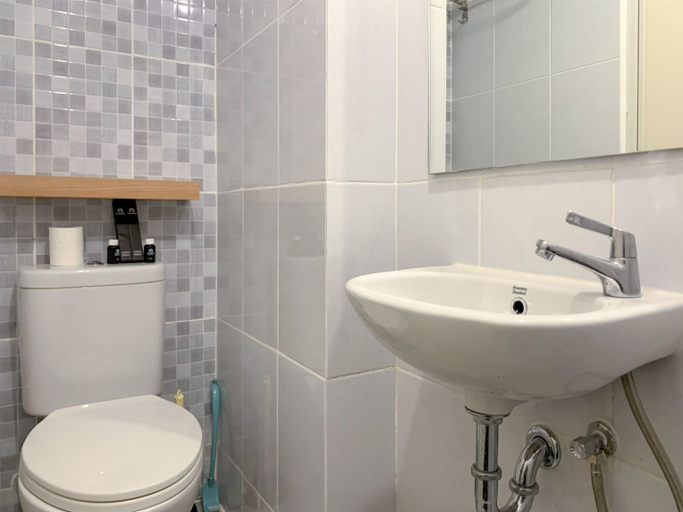 Bathroom 5, Compact Minimalist Studio at Tokyo Riverside PIK 2 Apartment By Travelio, Tangerang