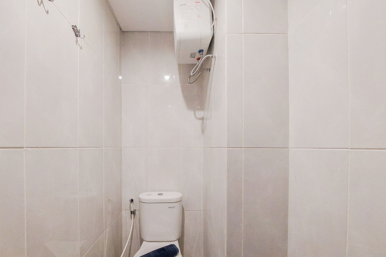 Bathroom 5, Luxury Studio at Serpong Garden Apartment By Travelio, Tangerang