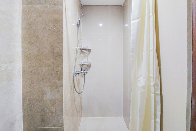 Bathroom 5, Cozy Living Studio at Transpark Bintaro Apartment By Travelio, South Tangerang