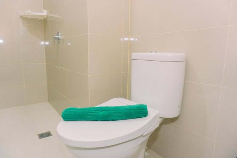 Bathroom 5, Cozy Studio Apartment at 6th Floor B Residence By Travelio, South Tangerang