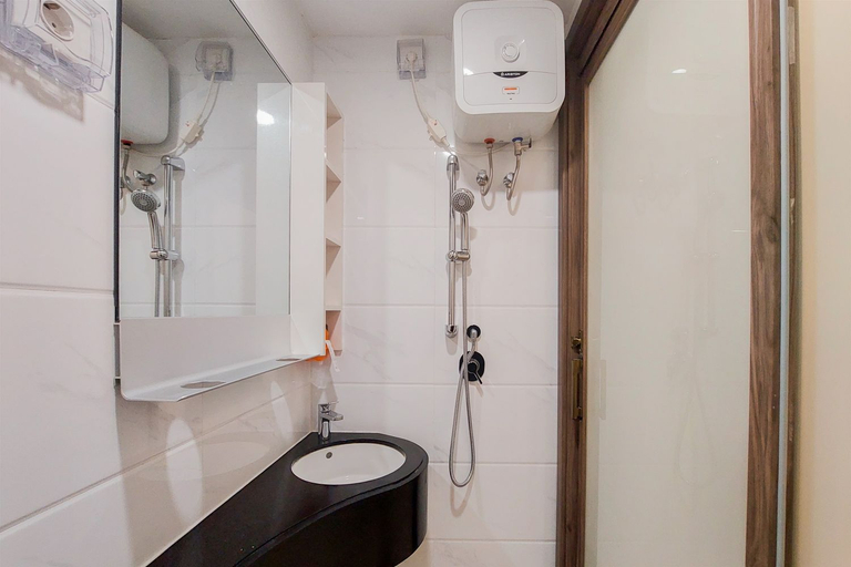 Bathroom 5, Scenic Designed and Comfy Studio at Sky House BSD Apartment By Travelio, Tangerang Selatan