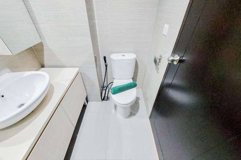 Bathroom 2, Simply and Modern Studio at Casa de Parco Apartment By Travelio, Tangerang