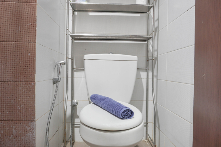 Bathroom 5, Restful and Comfy Studio Puri Orchard Apartment By Travelio, West Jakarta