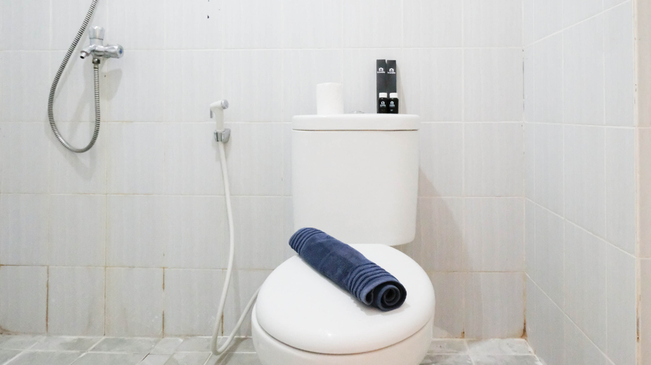Bathroom 5, Clean and Cozy Stay Studio at Puncak Dharmahusada Apartment By Travelio, Surabaya