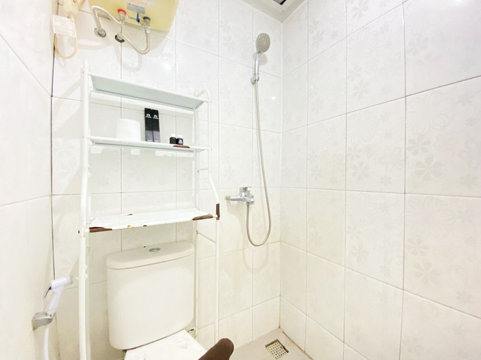 Bathroom 5, Simply Homey 2BR at Suites @Metro Apartment By Travelio, Bandung