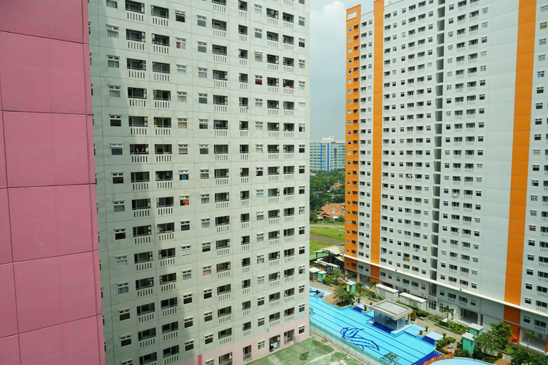 Exterior & Views, Minimalist and Comfy 1BR Green Pramuka Apartment By Travelio, Jakarta Pusat