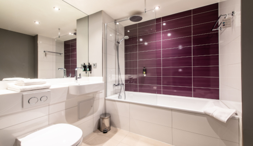 Bathroom 5, Premier Inn Leipzig City Oper, Leipzig